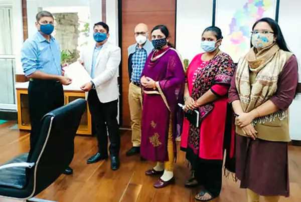 ﻿  चप्पलकांड में अधिकारी लामबंद, मुख्य सचिव से मिला राज्य प्रशासनिक सेवा संघ